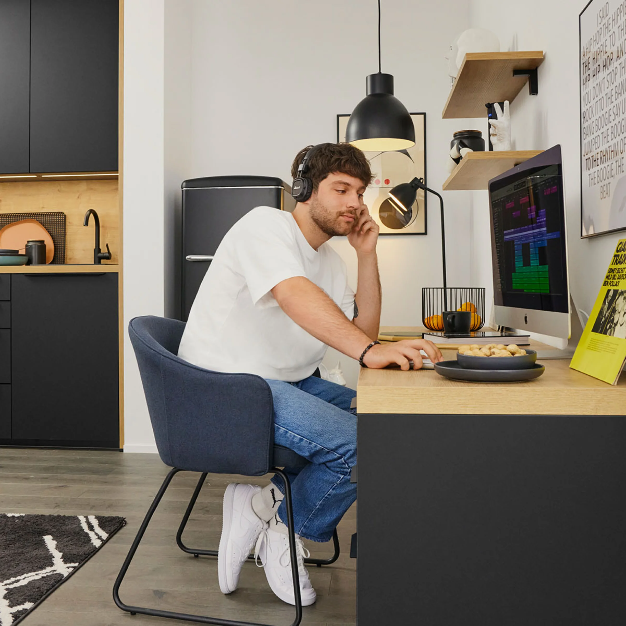 Un uomo lavora in una cucina moderna dal design nero, Nolte Kitchen.