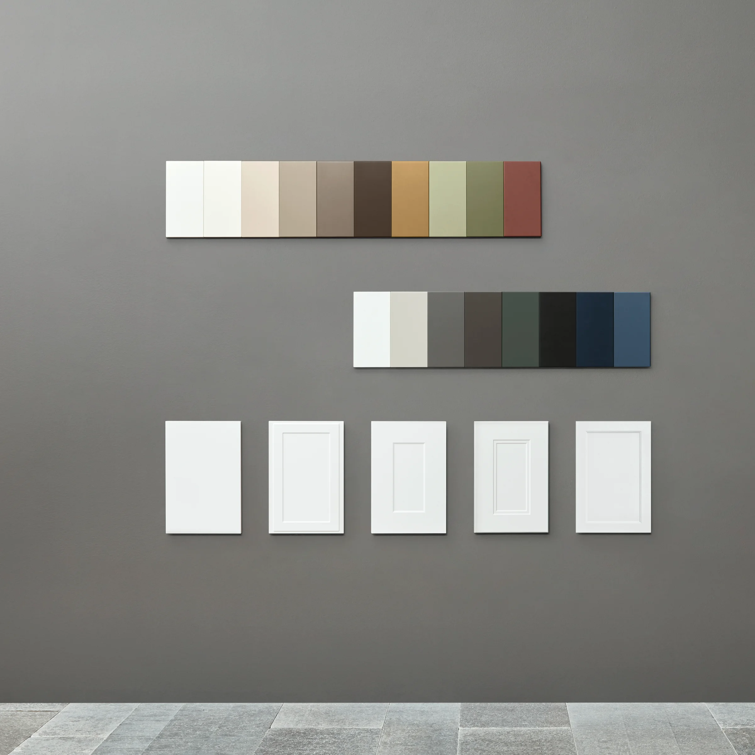 Campioni di colore e frontali di porte su una parete grigia in un design moderno, NolteNeo.
