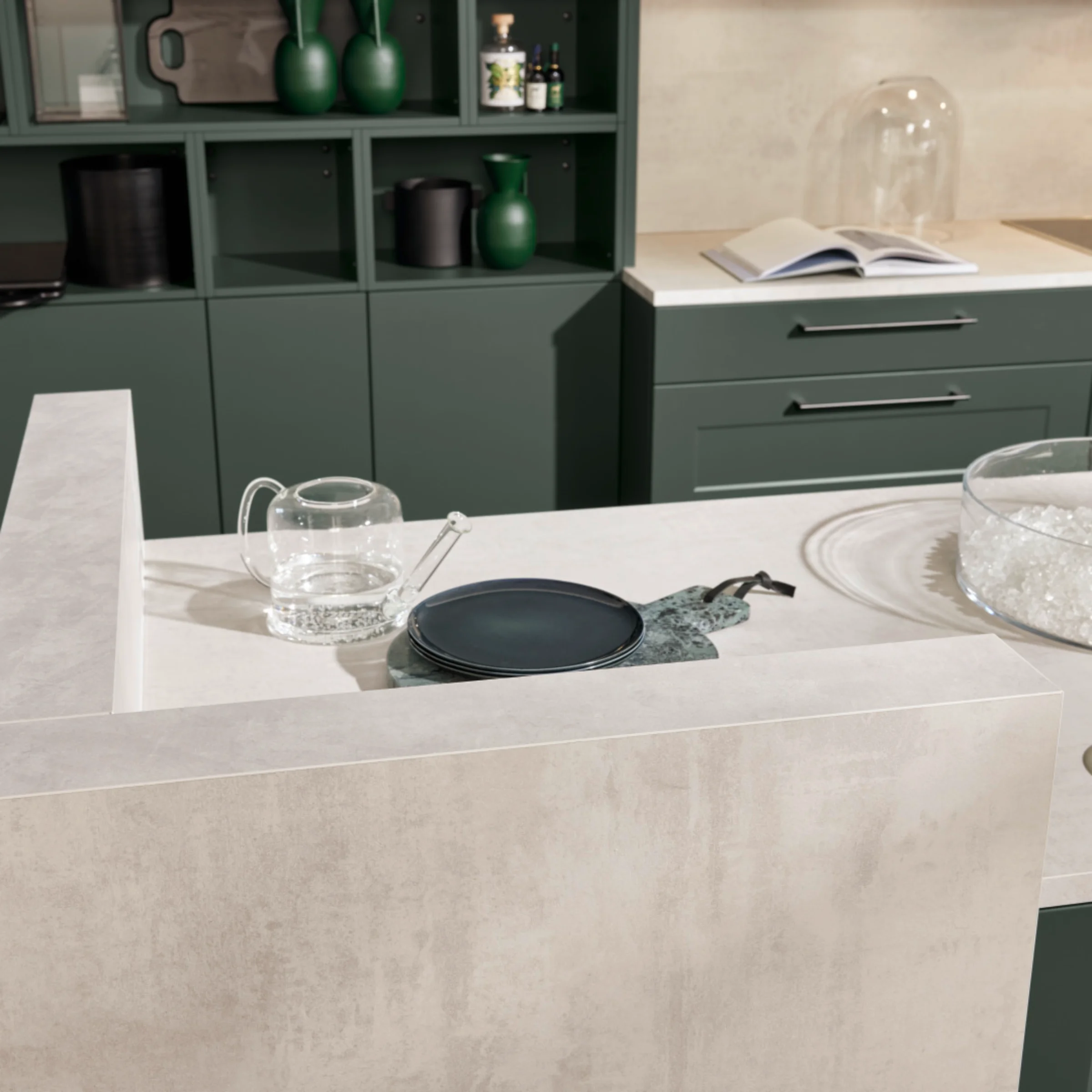 Cucina moderna con armadi verdi e piano bianco di Nolte Kitchen.