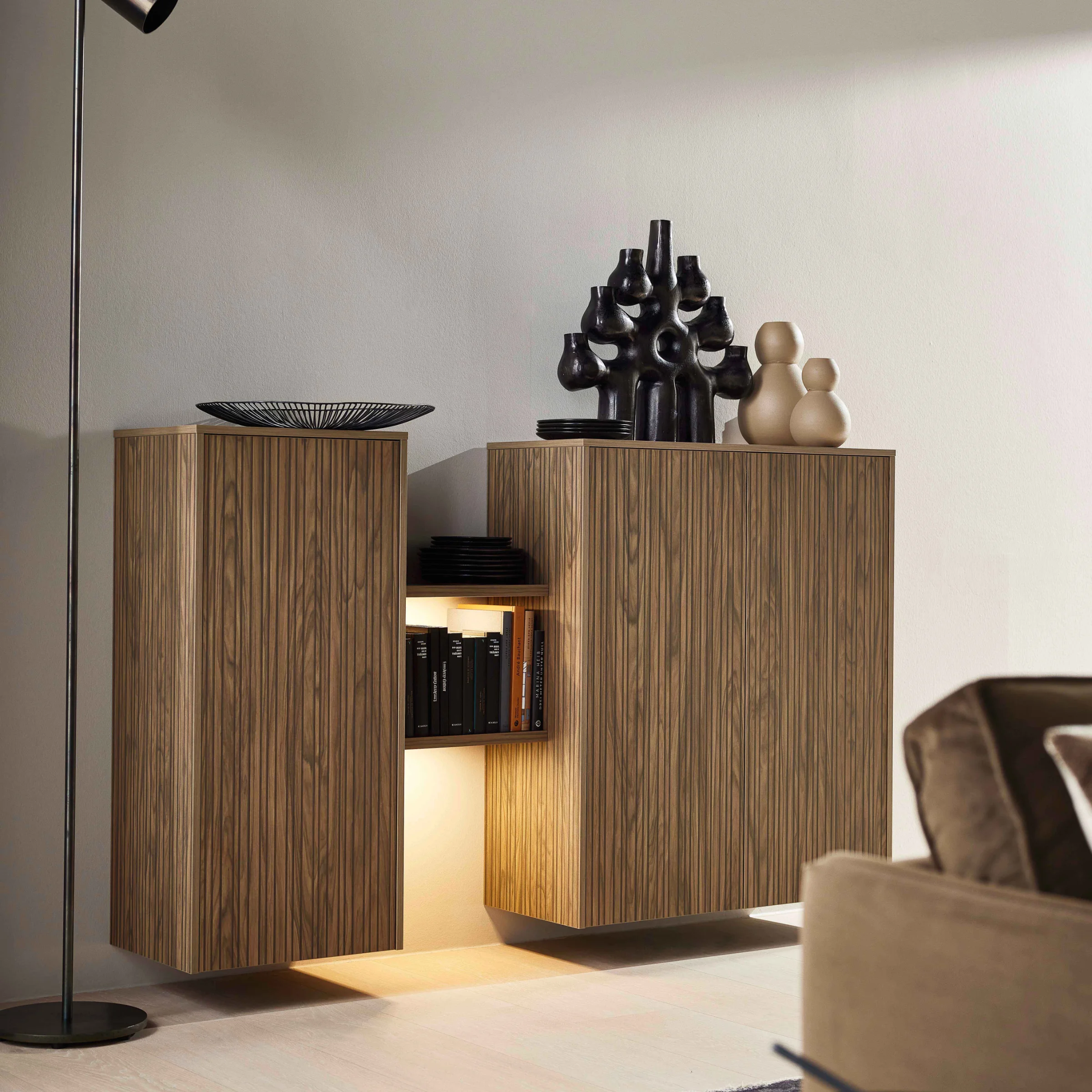 Una credenza moderna con decorazioni in un elegante soggiorno, Nolte Kitchen.