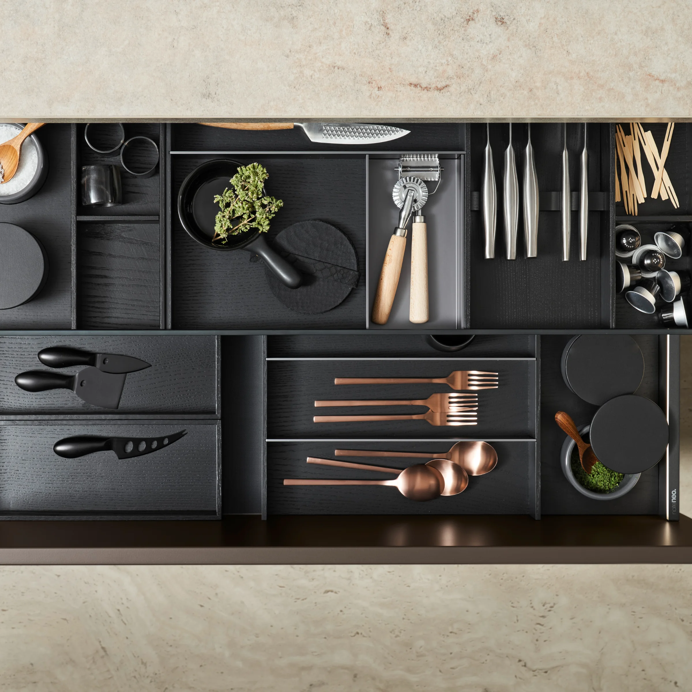 Un cassetto da cucina aperto mostra utensili da cucina ordinati. Nolte Kitchen.