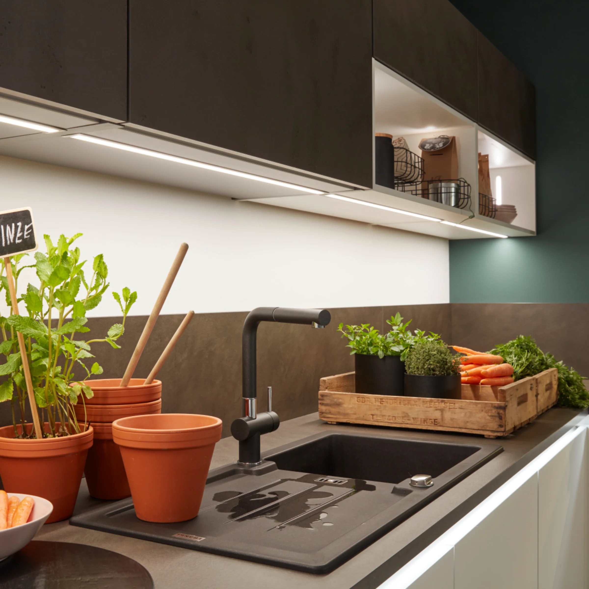 Cucina moderna con erbe e cassetta di verdure, stile Nolte Kitchen.