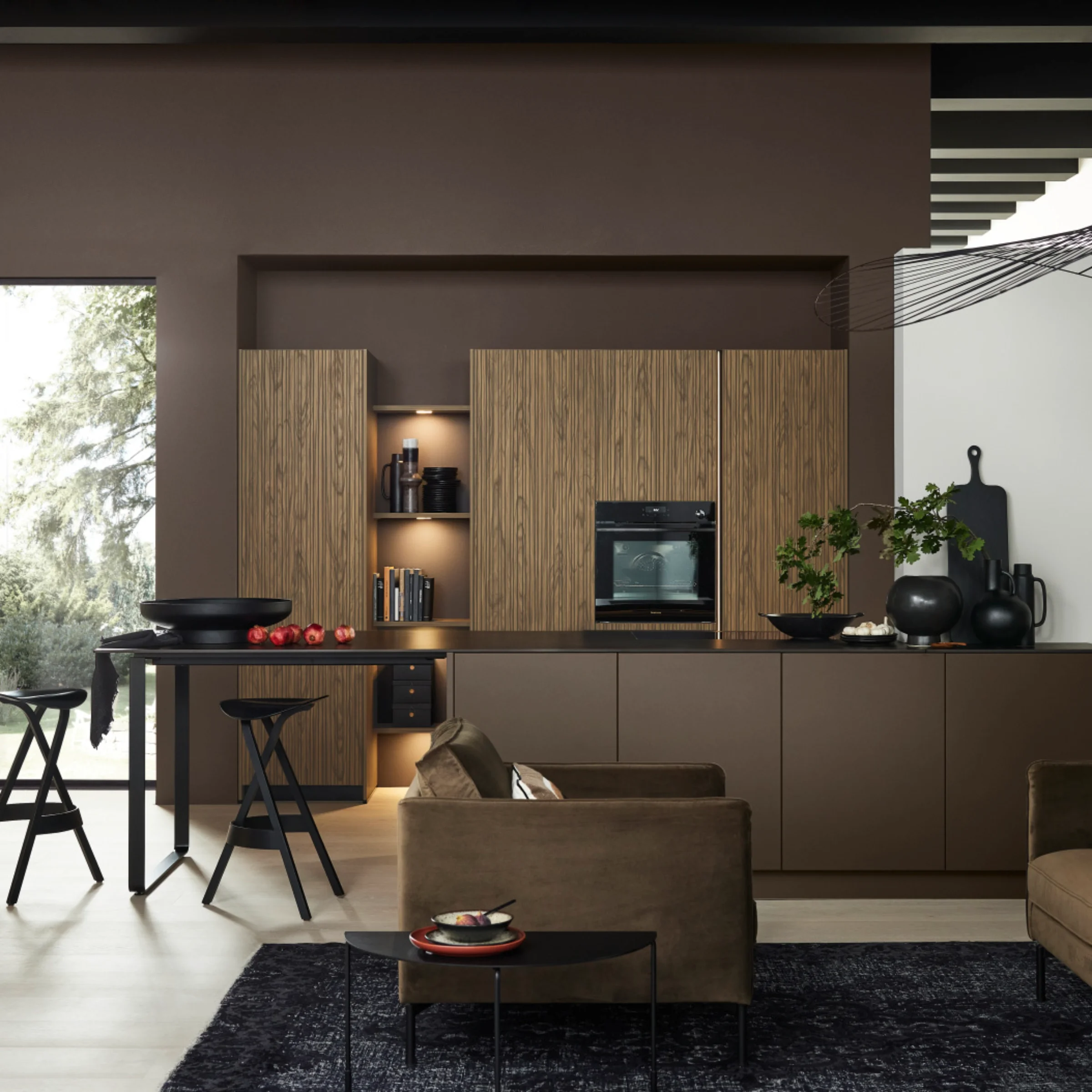 Cucina moderna con elementi in legno e accenti scuri, progettata da Nolte Kitchen.