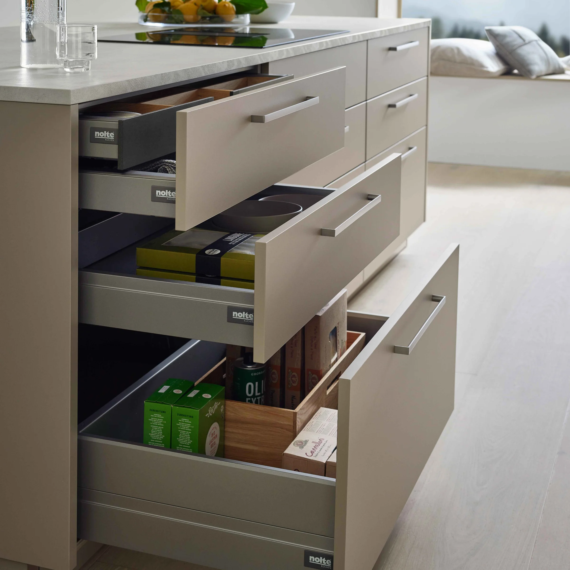 Cucina moderna con cassetti aperti e piano cottura sull'isola, Nolte Kitchen.