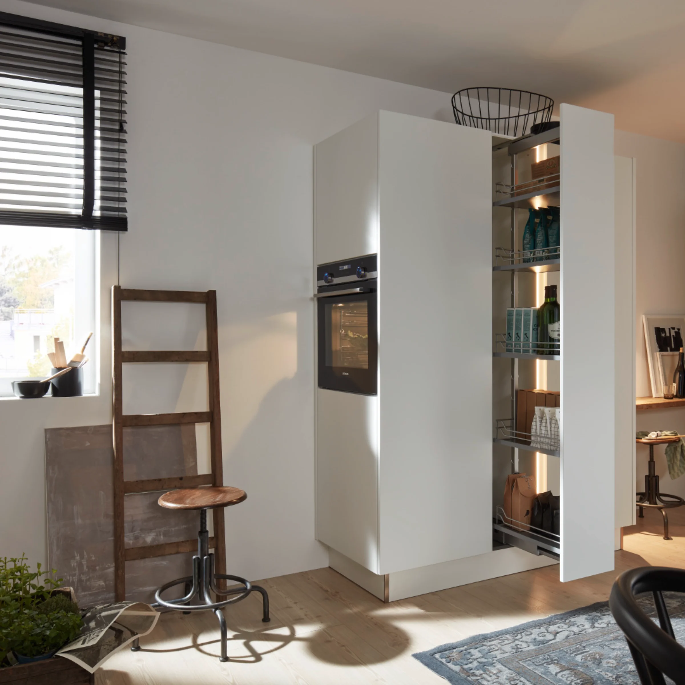 Cucina moderna con forno integrato e cassetti, in stile Nolte Kitchen.