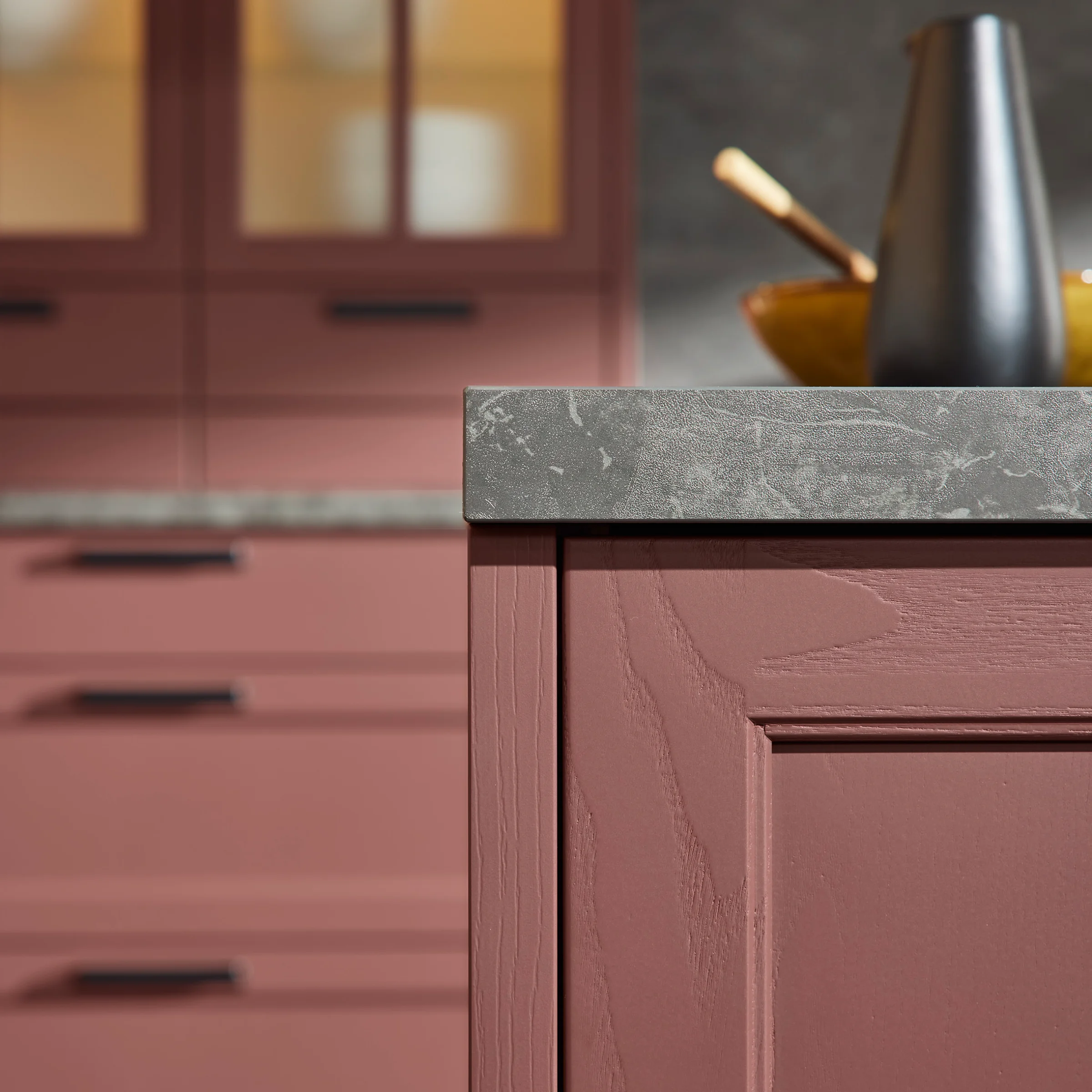 Cucina moderna con armadi rossi e piano di lavoro grigio. Nolte Kitchen.