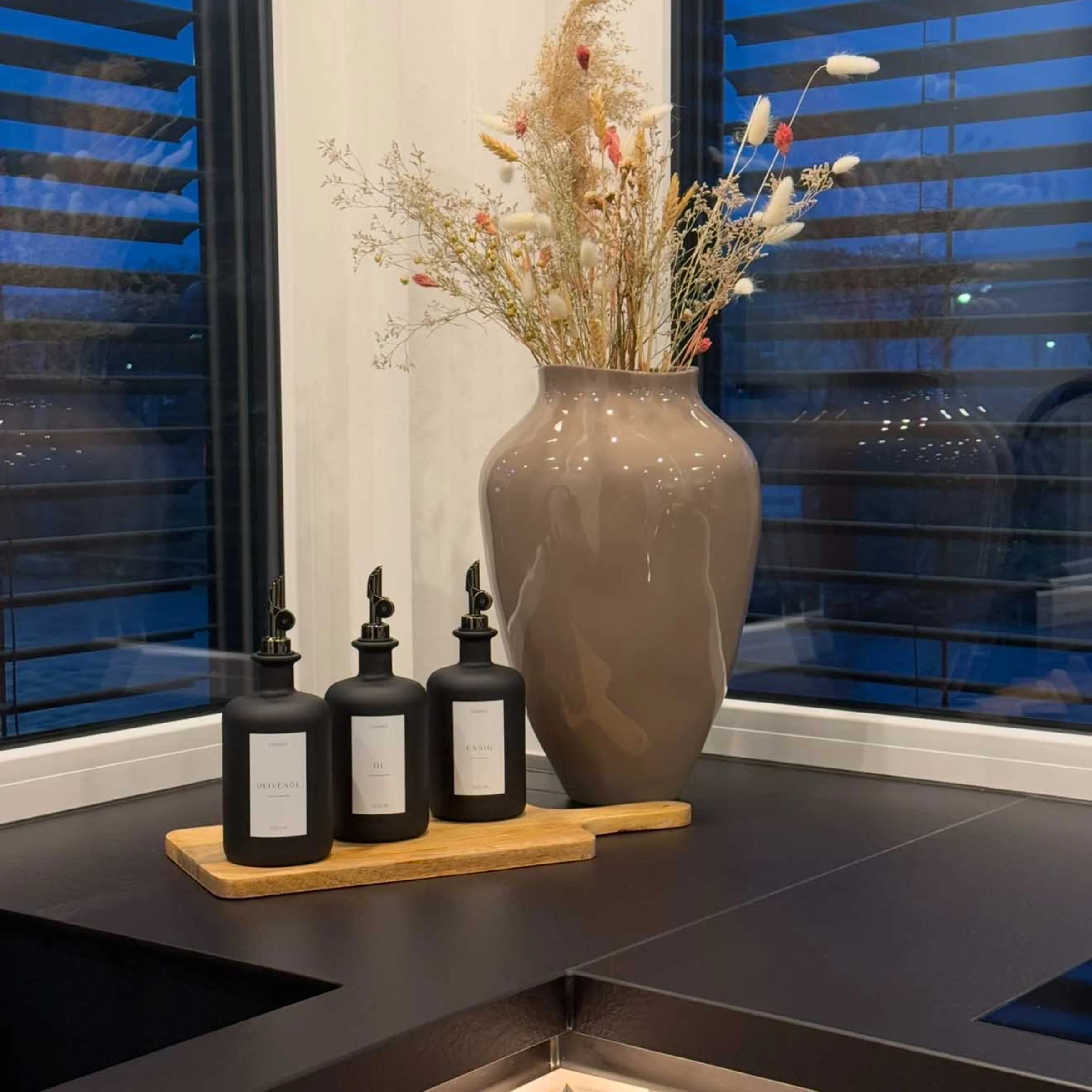 Decorazione elegante con vasi e bottiglie in una cucina moderna di Nolte Kitchen.