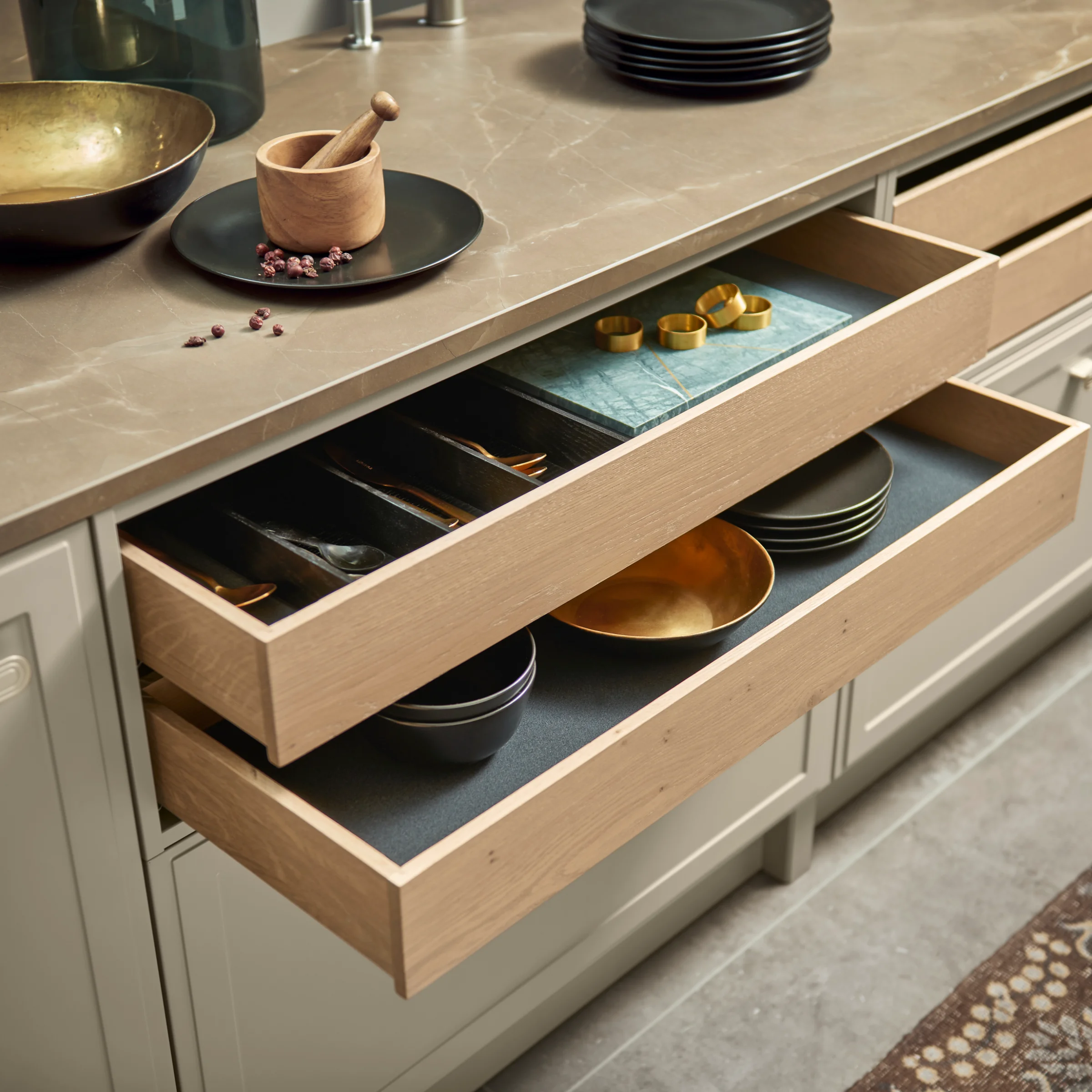 Una cucina elegante con cassetti aperti mostra soluzioni di stoccaggio eleganti di Nolte Kitchen.