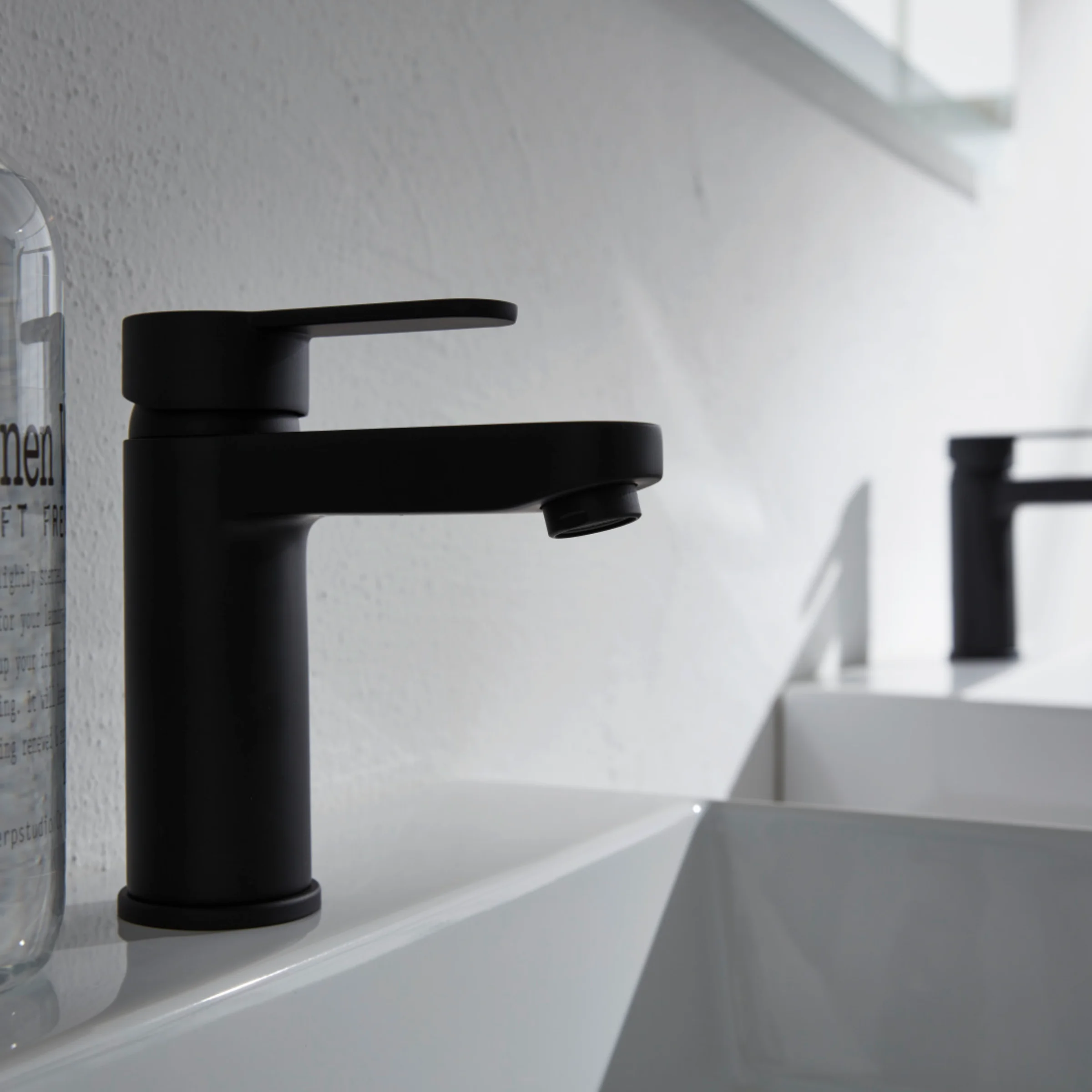 Bagno moderno con due lavabi e rubinetteria nera, Nolte SPA.