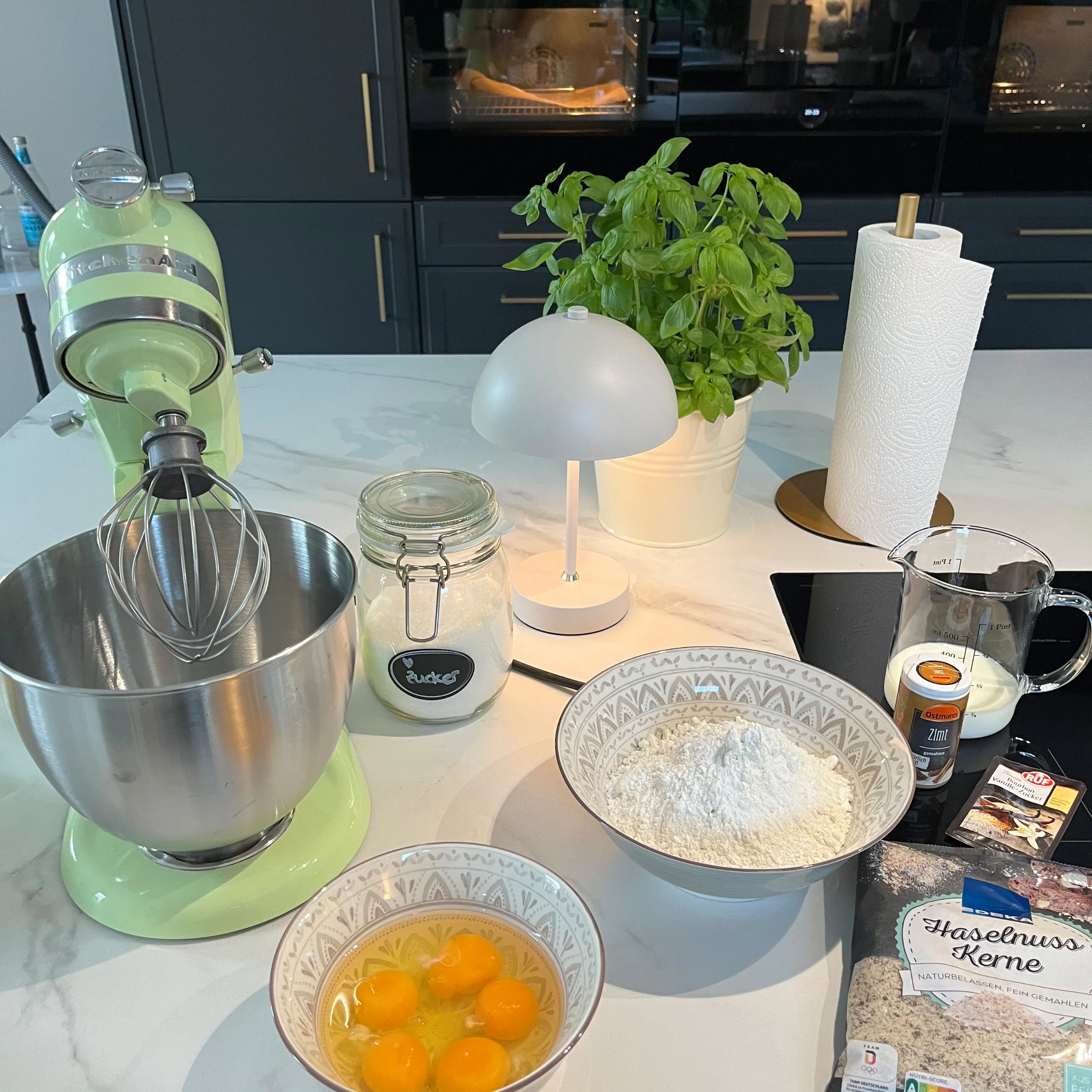 Cucina moderna con ingredienti da forno sul piano di lavoro, arredata da Nolte Kitchen.