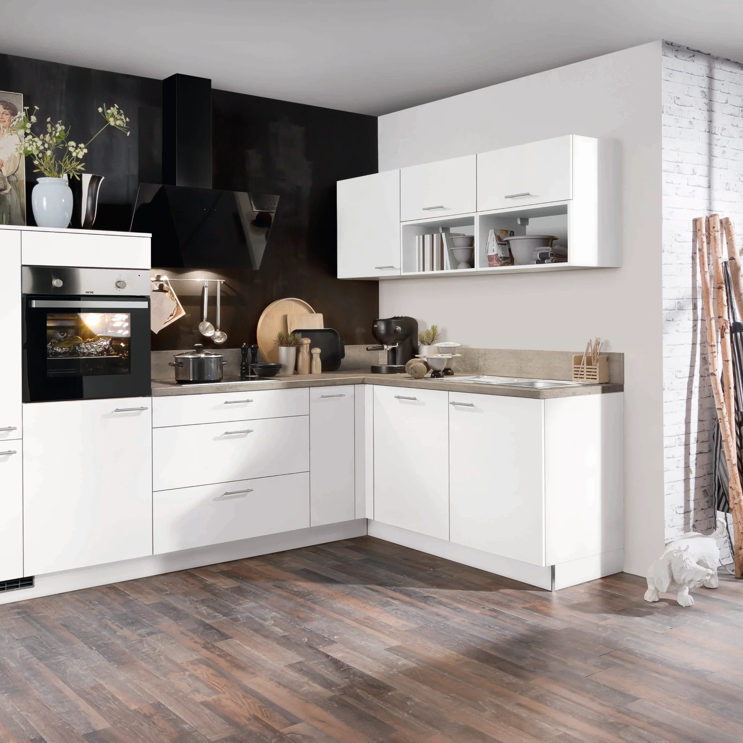 Cuisine moderne blanche avec vue extérieure, équipée d'appareils et décorations. Express Küchen.