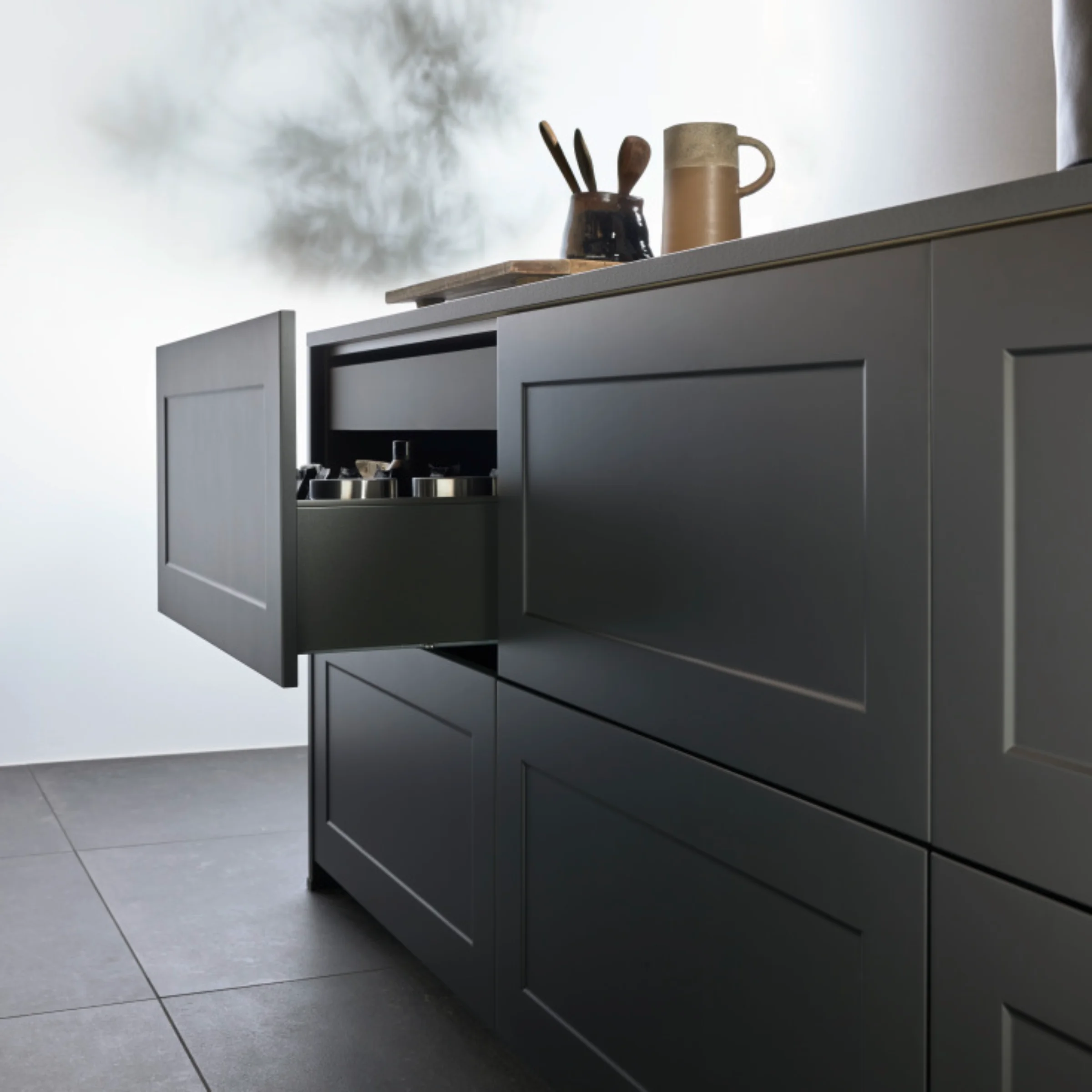 Cucina moderna con armadio aperto mostra dettagli eleganti di Nolte Kitchen.