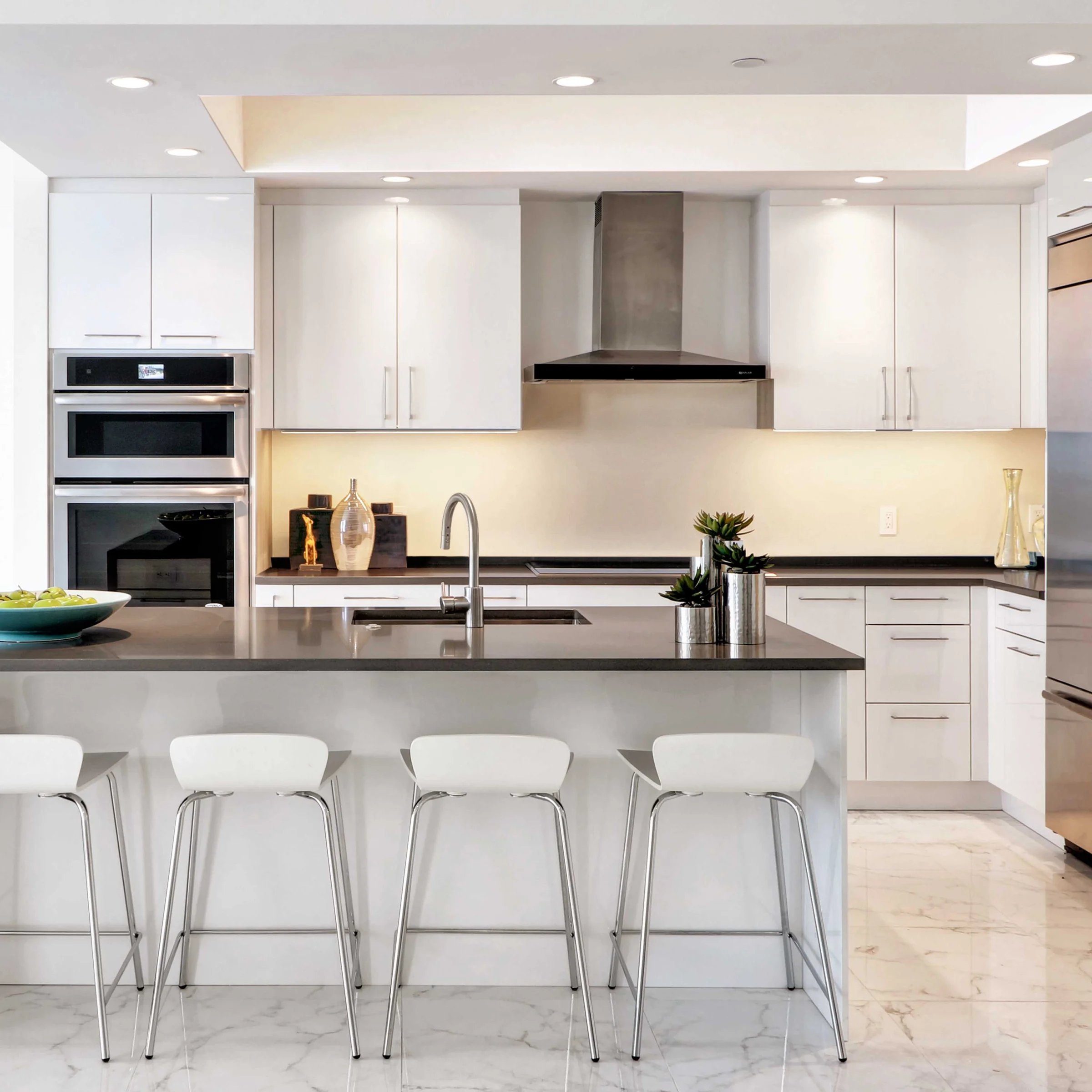 Cucina moderna con arredi bianchi e isola, attrezzata da Nolte Kitchen.