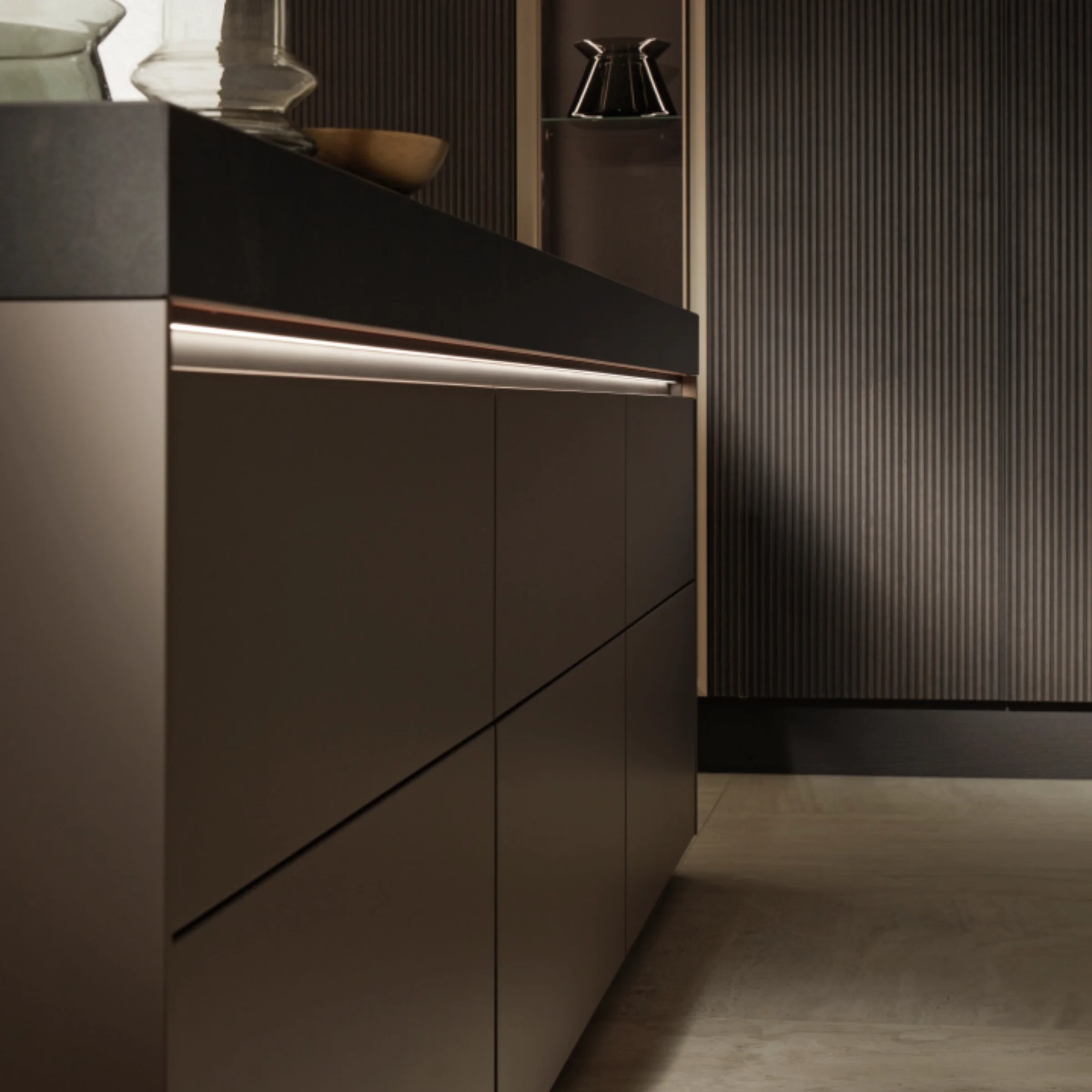 Cucina moderna con eleganti armadi, parte della collezione Nolte Kitchen.