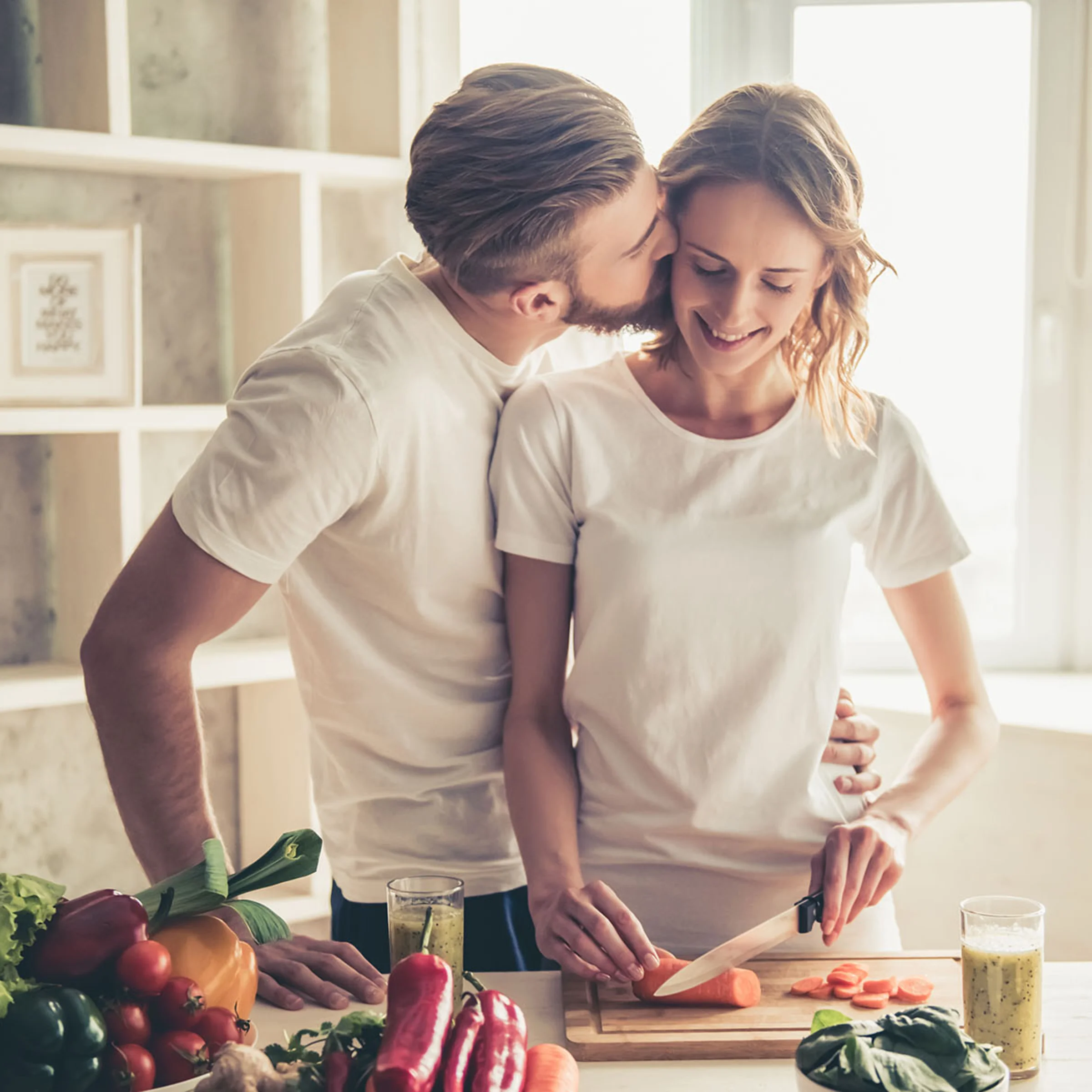 Una coppia cucina insieme in una moderna cucina Nolte.