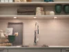 Cucina moderna con scaffali in legno e rubinetto elegante. Nolte Kitchen.
