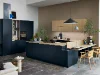 Cucina moderna con armadi scuri e accenti in legno, design di Nolte Kitchen.