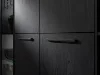 Frontale di un armadio nero con maniglie moderne, parte di Nolte Living.