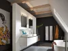 Bagno moderno con vasca freestanding e doppio lavabo, design di Nolte SPA.