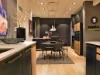Cucina moderna con tavolo da pranzo e illuminazione di Nolte Kitchen.