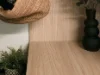 Superficie in legno elegante con decorazioni che emanano un'atmosfera "Nolte Living".
