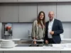Una coppia in una cucina moderna con isola e design integrato Nolte.