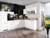 Cuisine moderne blanche avec vue extérieure, équipée d'appareils et décorations. Express Küchen.