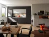 Cucina moderna con mobili scuri e tavolo da pranzo, presentata da Nolte Kitchen.