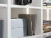 Scaffale bianco con libri e scatole, parte della collezione Nolte Living.