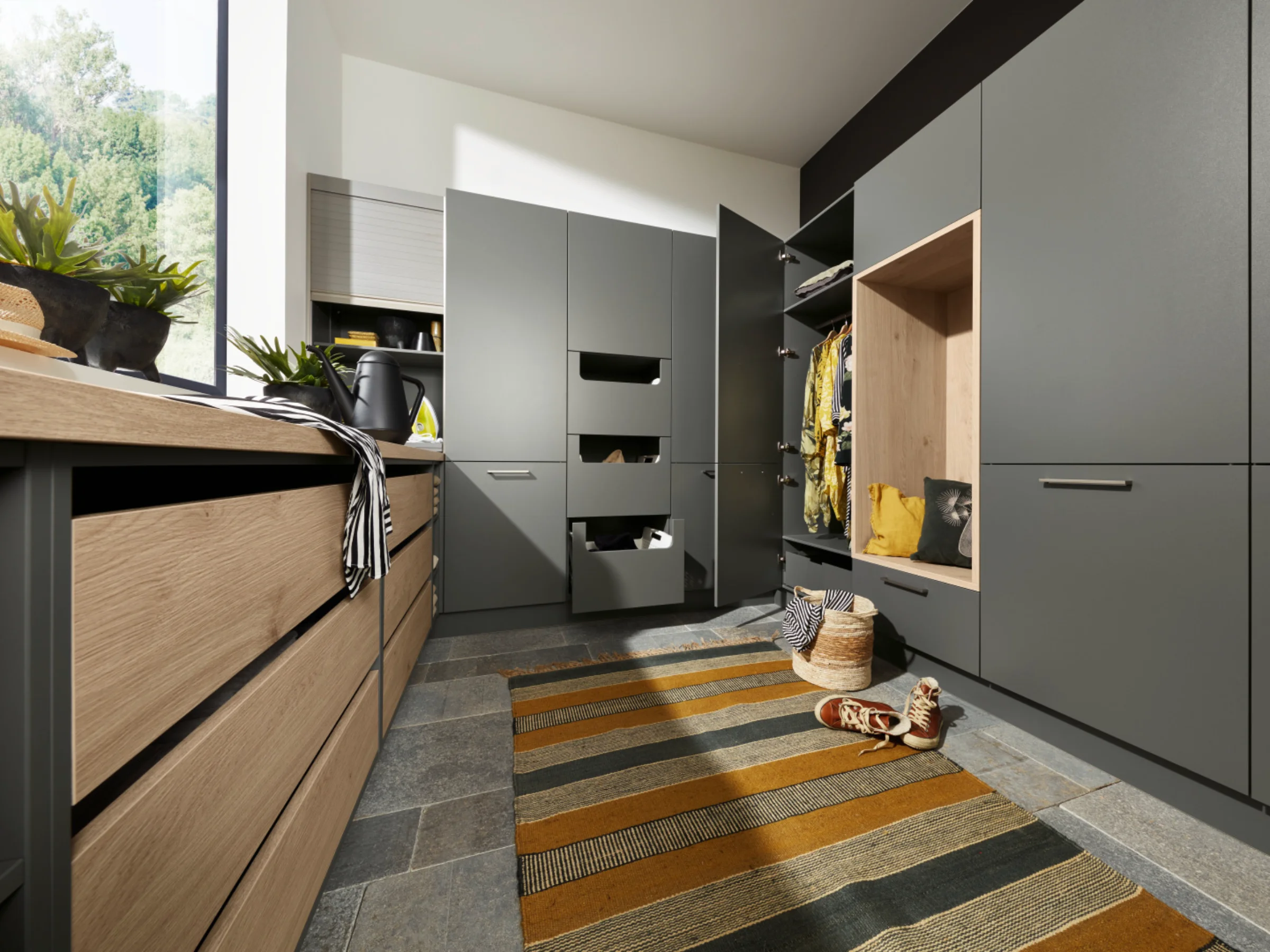 Locale lavanderia con armadi grigi e soluzioni di stoccaggio, Nolte Utility Rooms.