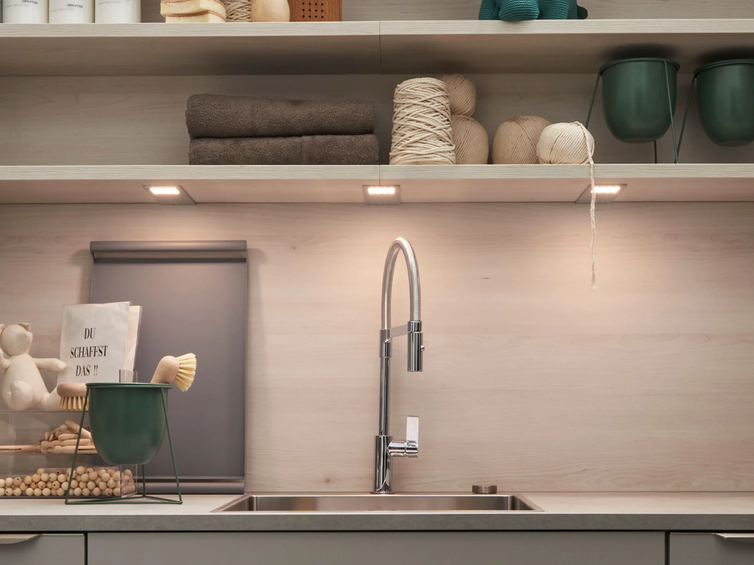 Cucina moderna con scaffali in legno e rubinetto elegante. Nolte Kitchen.