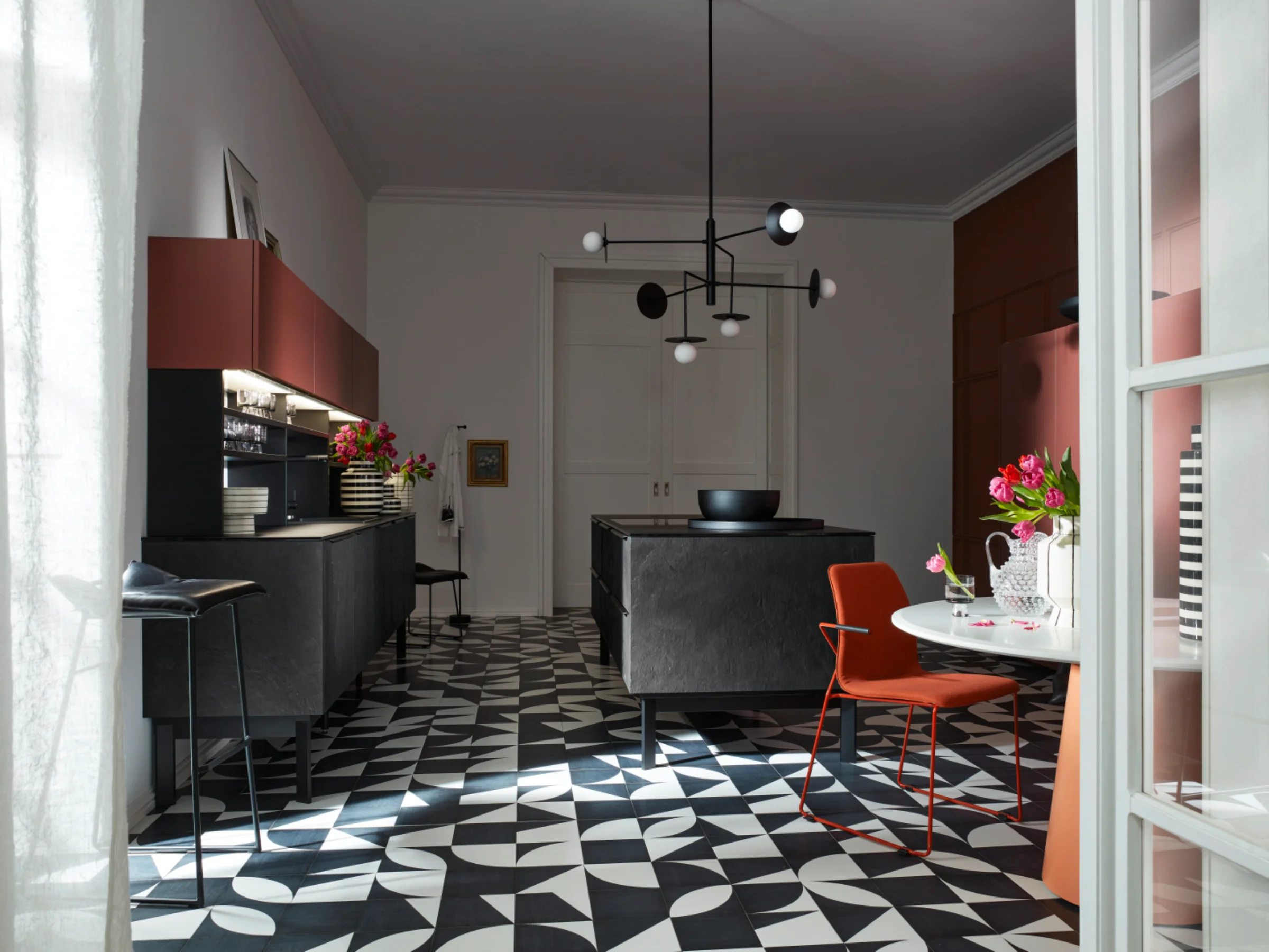 Cucina moderna con pavimento geometrico e mobili eleganti, progettata da Nolte Kitchen.