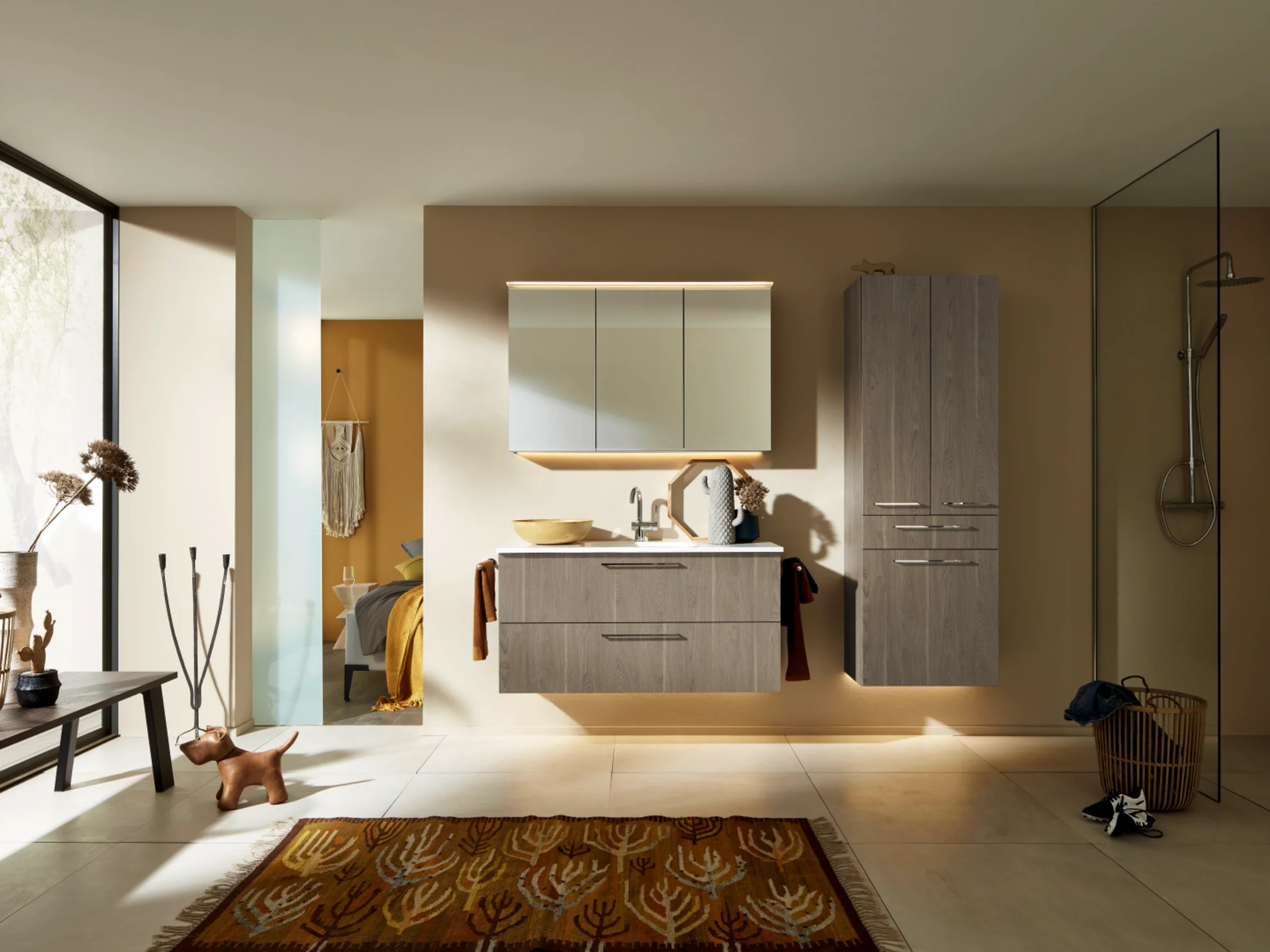 Bagno moderno con mobile in legno e doccia in vetro, design elegante di Nolte SPA.