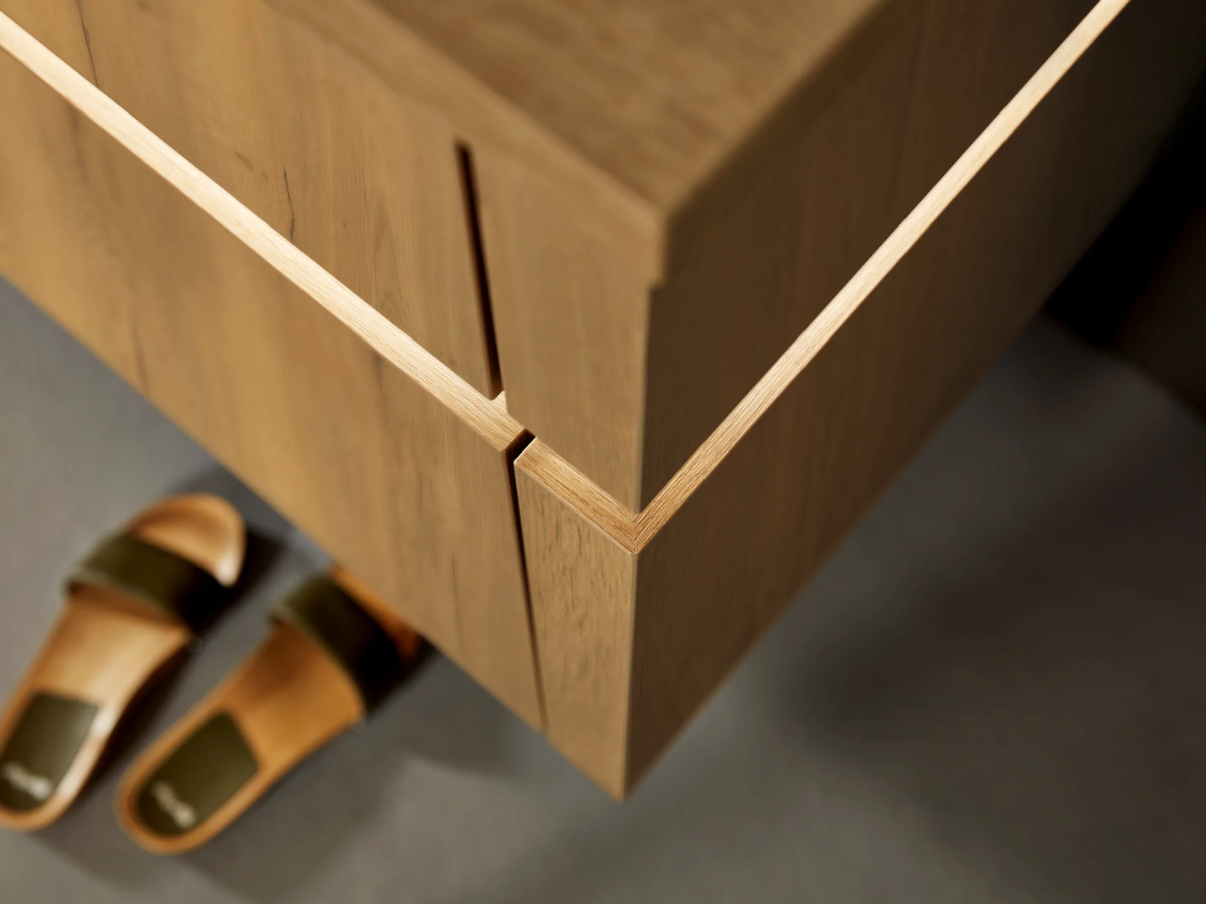 Mobile bagno in legno elegante con pantofole sul pavimento, Nolte SPA.