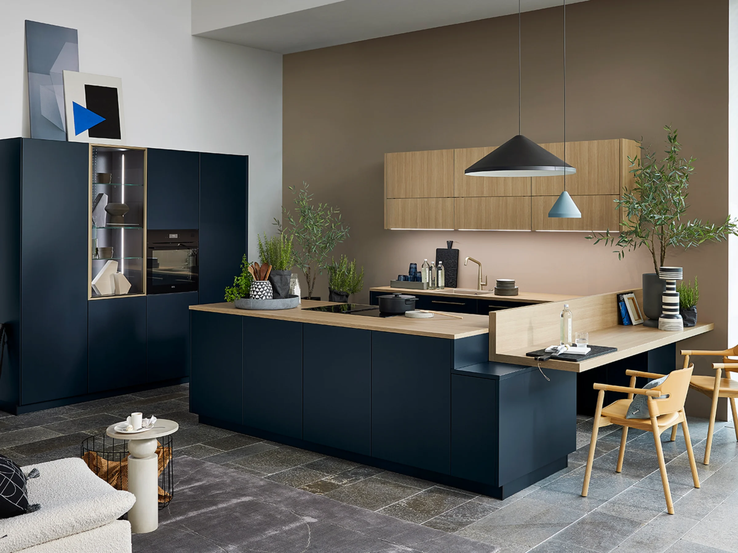 Cucina moderna con armadi scuri e accenti in legno, design di Nolte Kitchen.