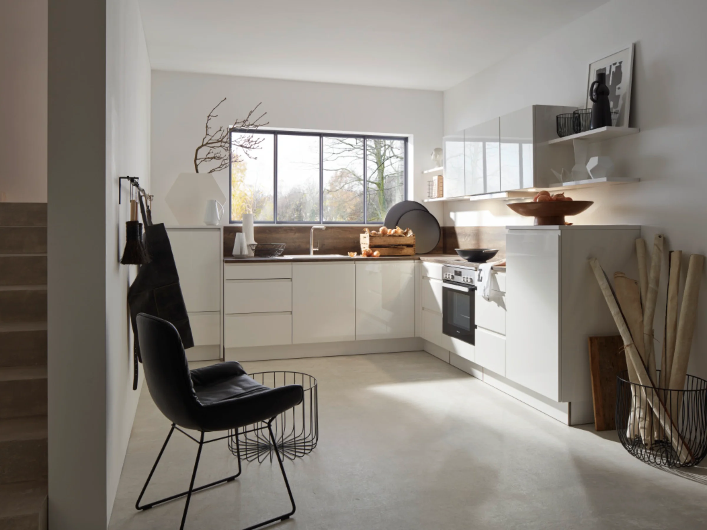 Cucina moderna e luminosa con armadi bianchi e grandi finestre. Nolte Kitchen.