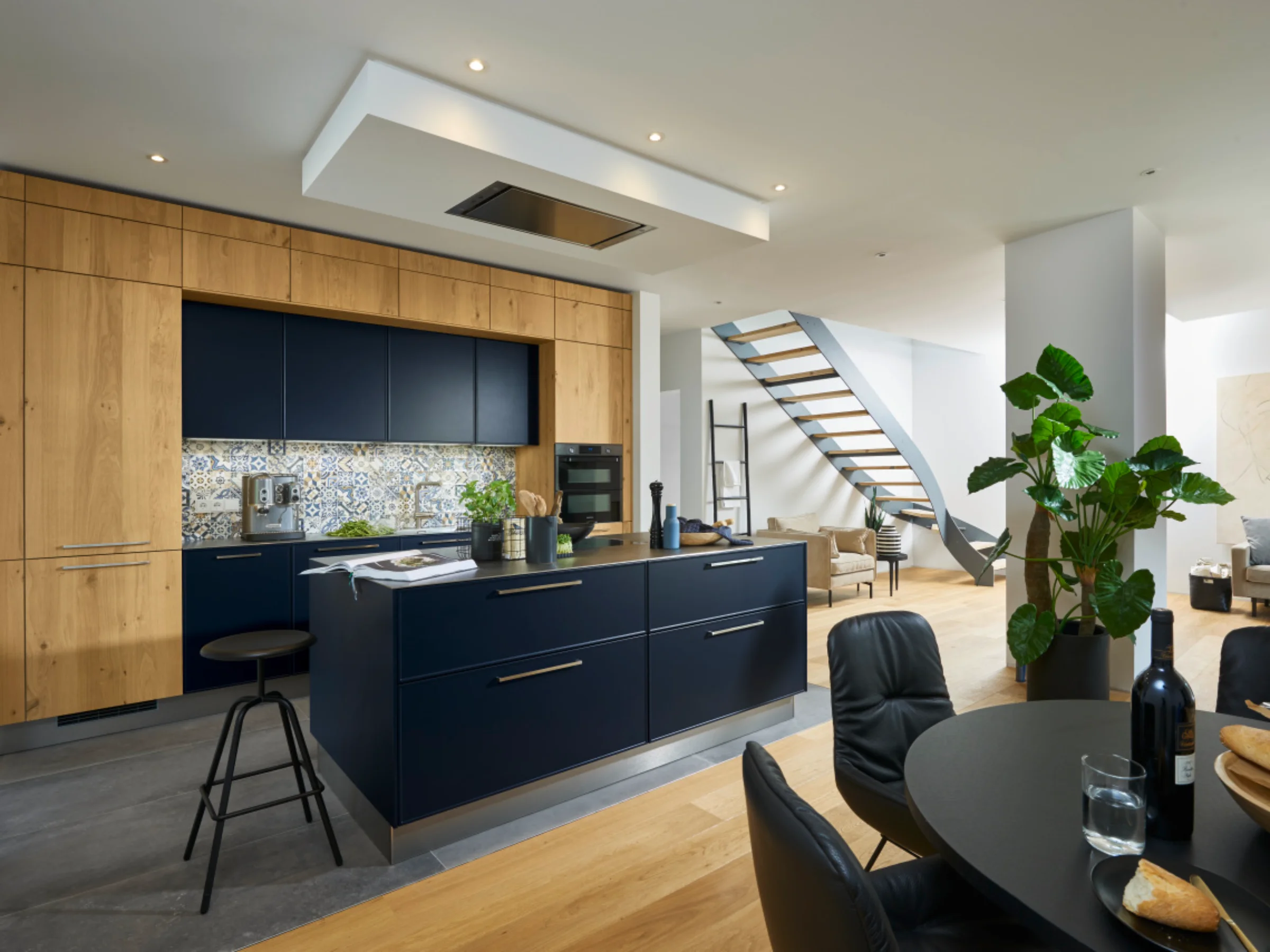 Cucina moderna con elementi in legno e armadi blu, Nolte Kitchen.