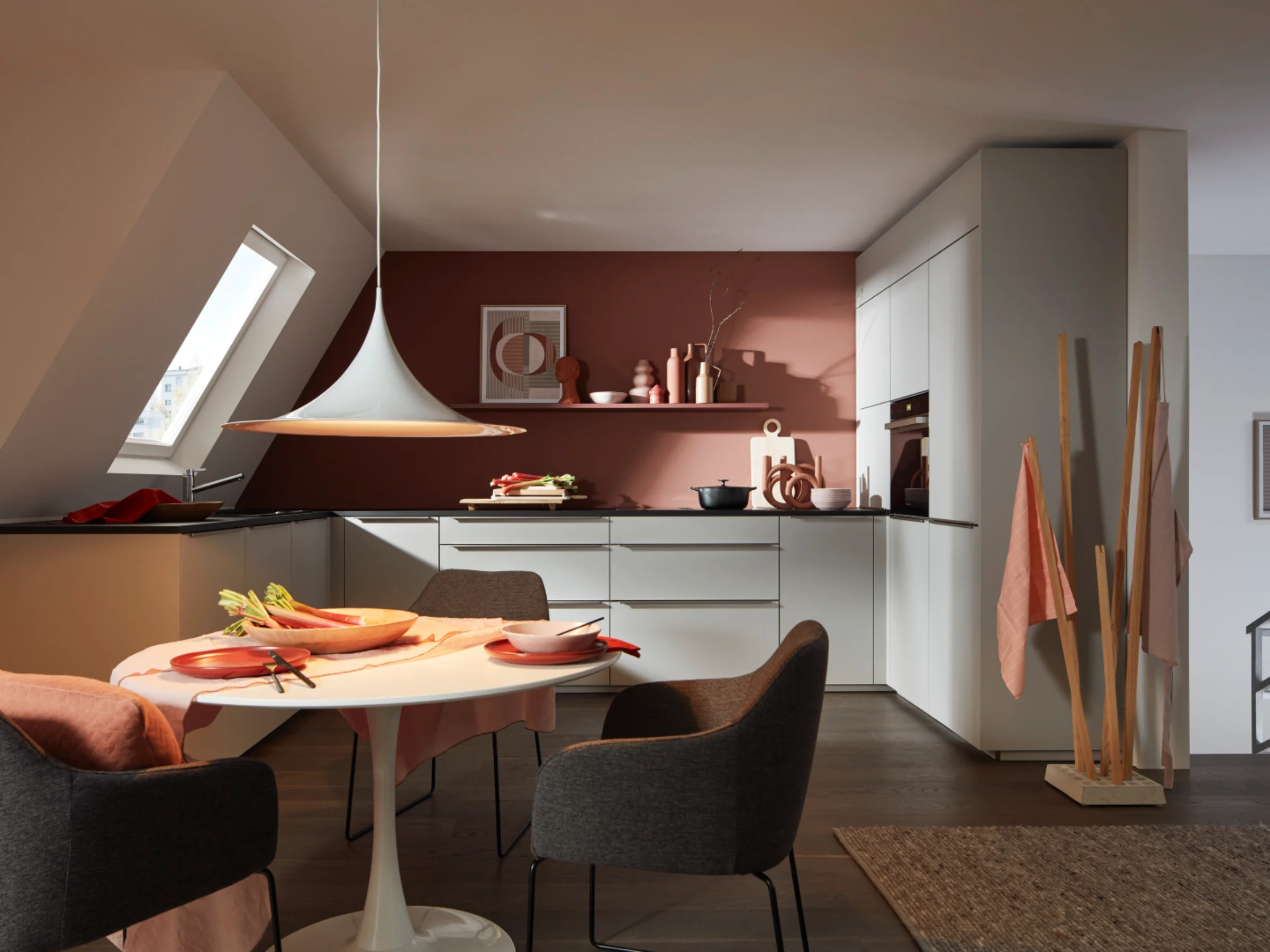 Cucina moderna con tavolo da pranzo e sedie in colori eleganti. Nolte Kitchen.