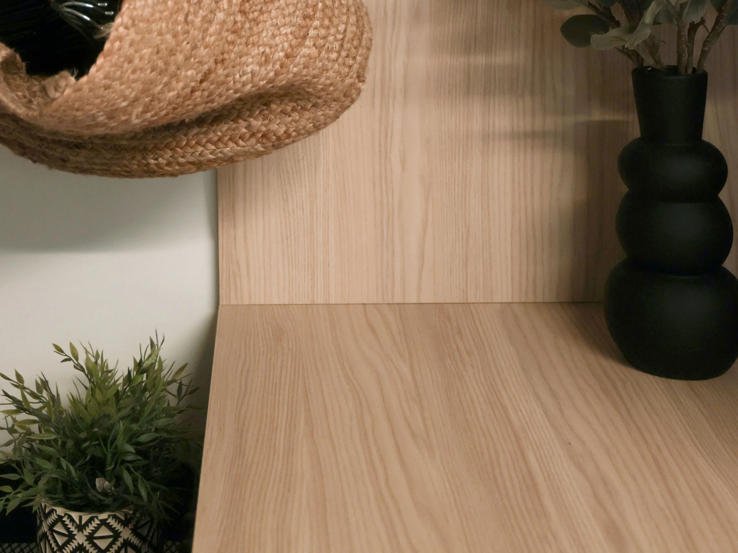 Superficie in legno elegante con decorazioni che emanano un'atmosfera "Nolte Living".