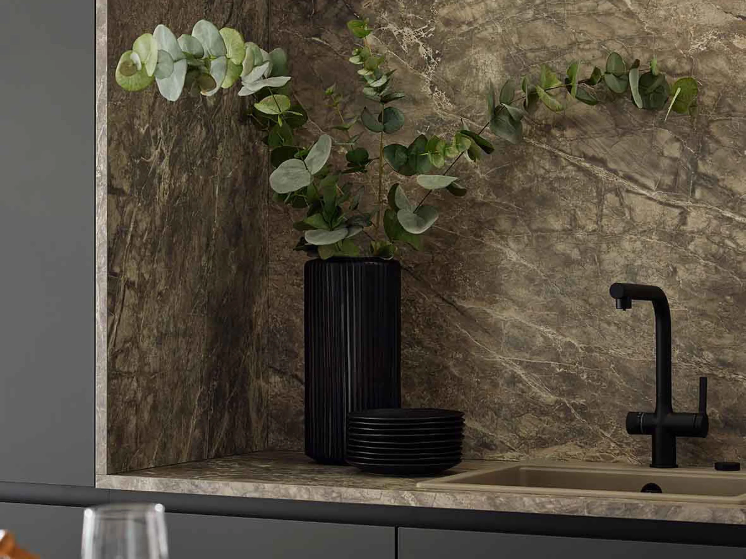 Cucina elegante con effetto marmo e rubinetto nero, arricchita da piante verdi. Nolte Kitchen.