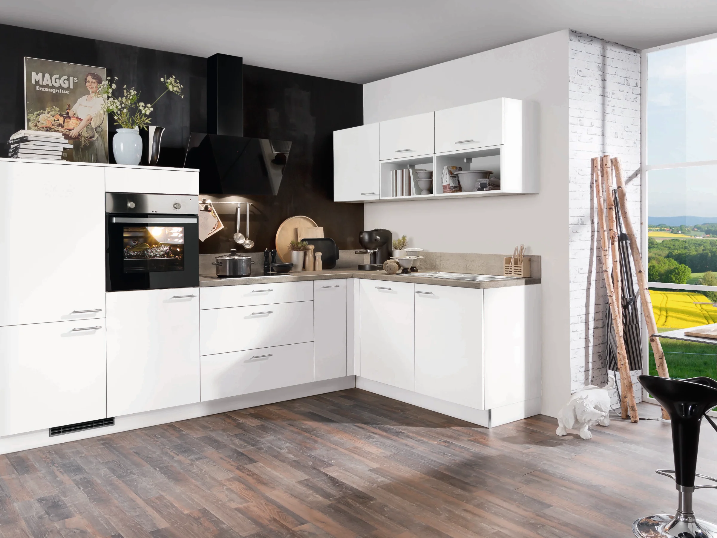 Cuisine moderne blanche avec vue extérieure, équipée d'appareils et décorations. Express Küchen.