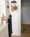 Corridoio con pavimento in legno e decorazioni murali, presentato da Nolte Kitchen.