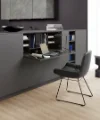 Soggiorno moderno con armadi grigi e tavolo pieghevole, Nolte Living.