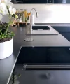 Cucina moderna con piano nero e orchidee bianche, Nolte Kitchen.
