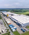 Un grande capannone industriale in un'area rurale, Nolte Kitchen.