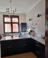 Cucina moderna con armadi scuri e piano in marmo di Nolte Kitchen.
