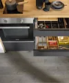Cucina moderna con cassetti aperti pieni di posate e utensili, Nolte Kitchen.