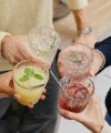 Quattro persone brindano con diversi cocktail, Nolte Kitchen.