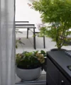 Una terrazza moderna con piante e mobili da esterno.