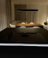 Soggiorno moderno con tavolo da pranzo e divano in un design elegante di Nolte Living.